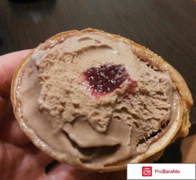 Мороженое Фиеста со вкусом перца чили и клюквенным наполнителем. 