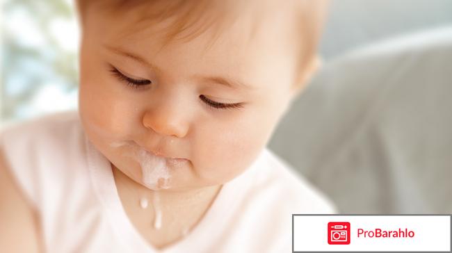 Почему ребенок срыгивает свернутым молоком 